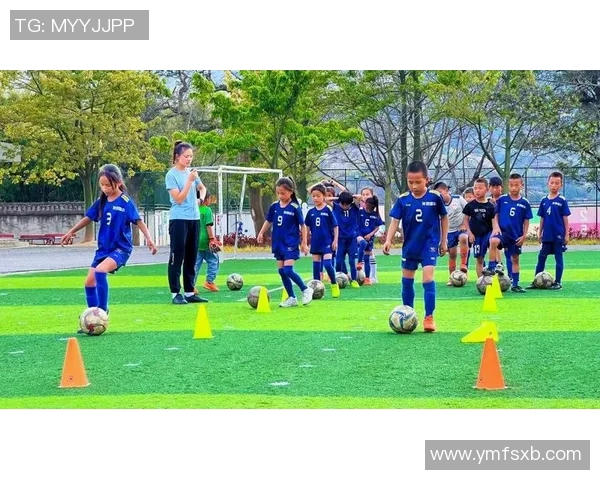 足球星小瓶子:从球场小将到全球瞩目的足球奇才成长之路 足球星小瓶子:从球场小将到全球瞩目的足球奇才成长之路