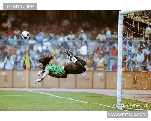 足球球星赛场意外脱裤子瞬间引发全场观众爆笑热议